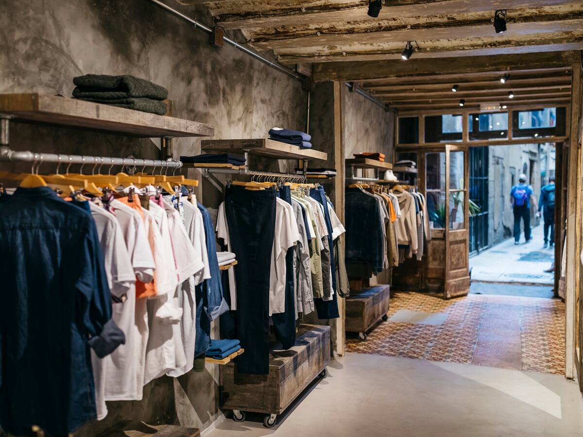 Multa por más de $200 millones a propietarios de tiendas de ropa Mango y Chevignon