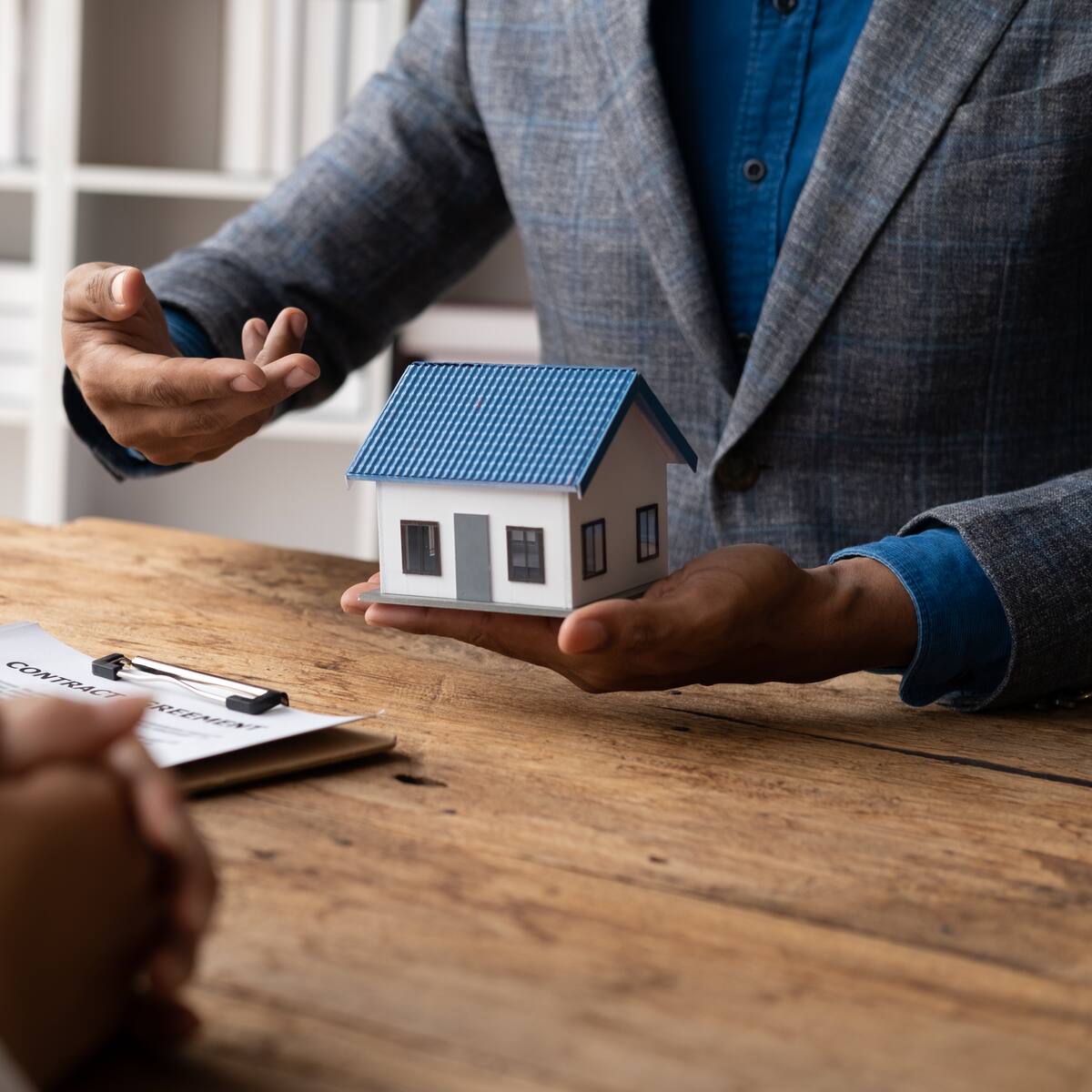 Lanzamientos de vivienda e inicios de obra cayeron en 2024; despegaron ventas