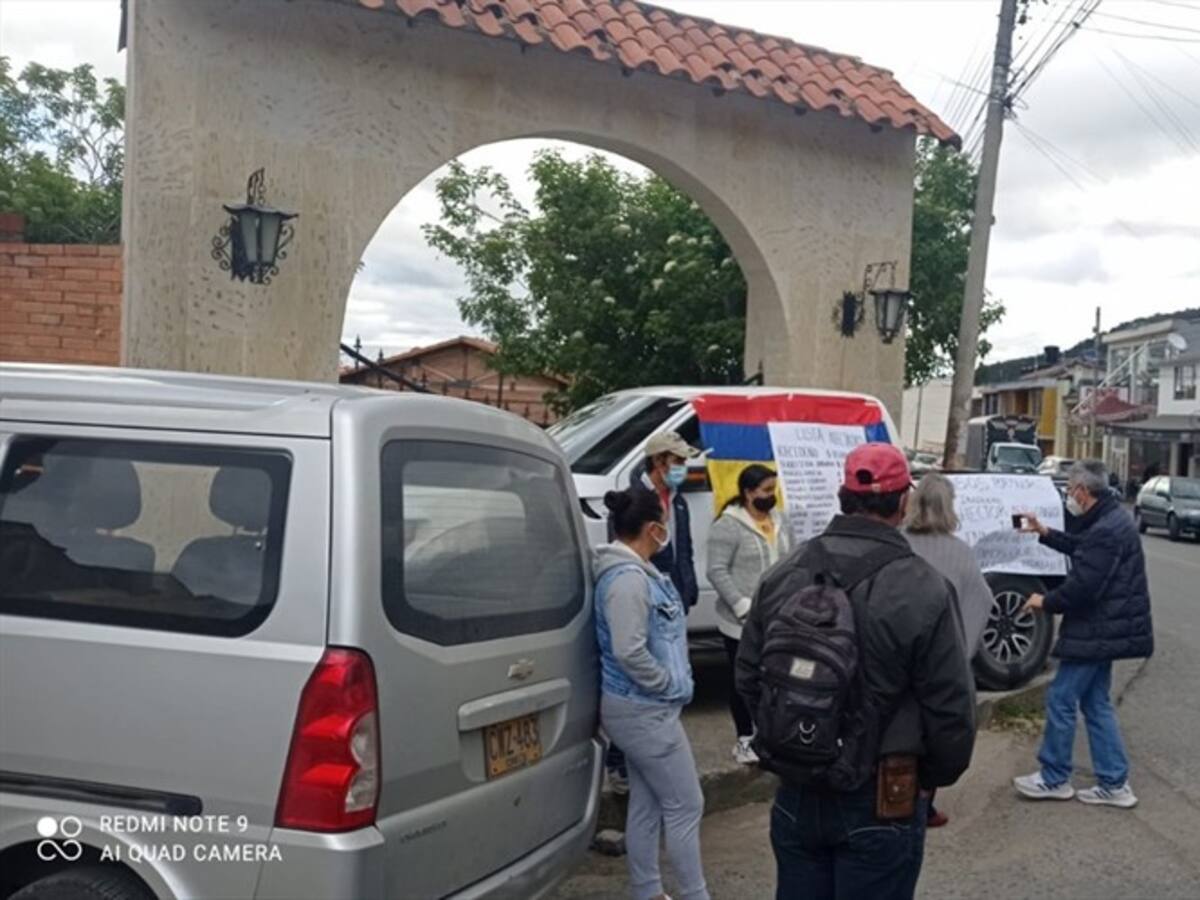 Más de 40 trabajadores protestan por deuda en construcción de colegio en Arcabuco
