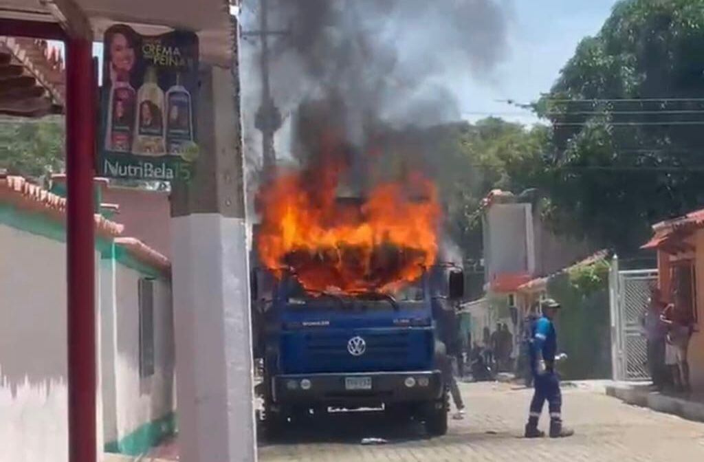 Cuarto vehículo transportador de bebidas fue incinerado en el Área Metropolitana de Cúcuta. / Foto: Cortesía.