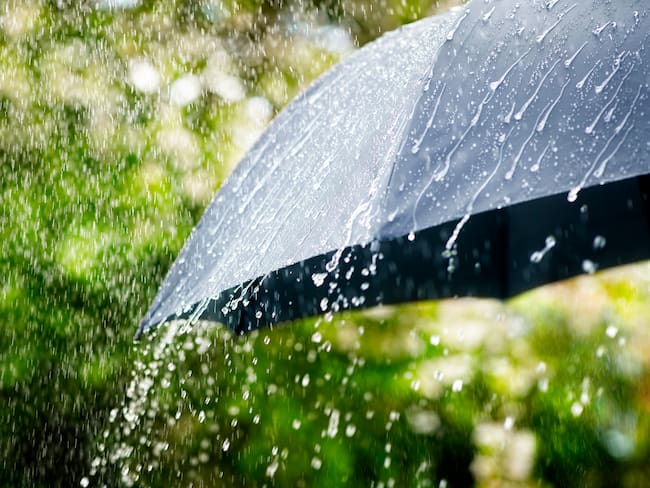 Lluvia cayendo sobre sombrilla, imagen de referencia: GettyImages