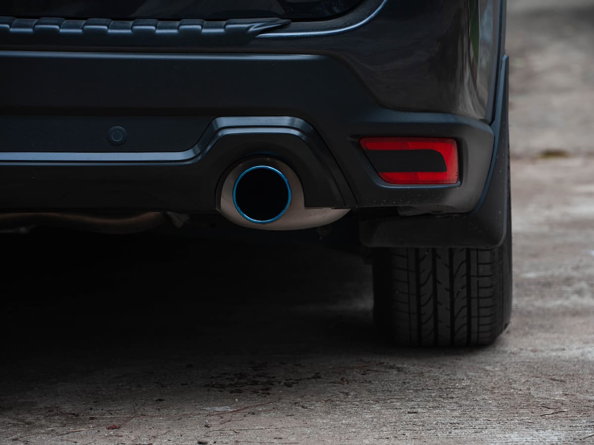 ¿Se puede estacionar frente a un restaurante en Colombia? Esto dice la ley