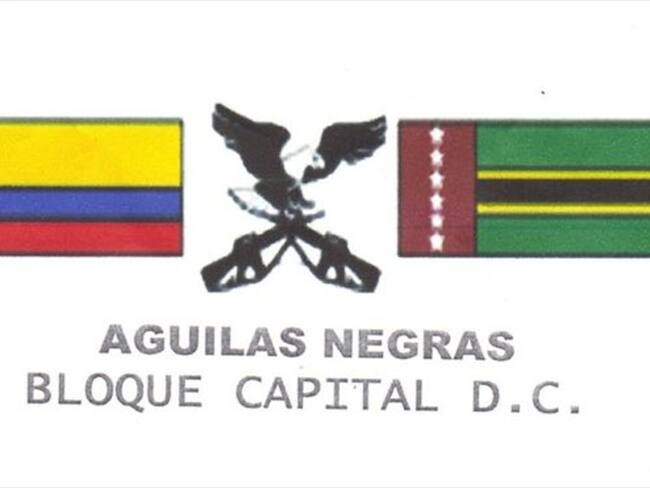 Este logo tiene un problema de inconsistencia de los que suele identificar la DIPOL. Dice "Bloque Capital D.C.", en referencia a Bogotá, pero la bandera de la derecha es del departamento de Santander. Foto: Imagen tomada de BBC Mundo.