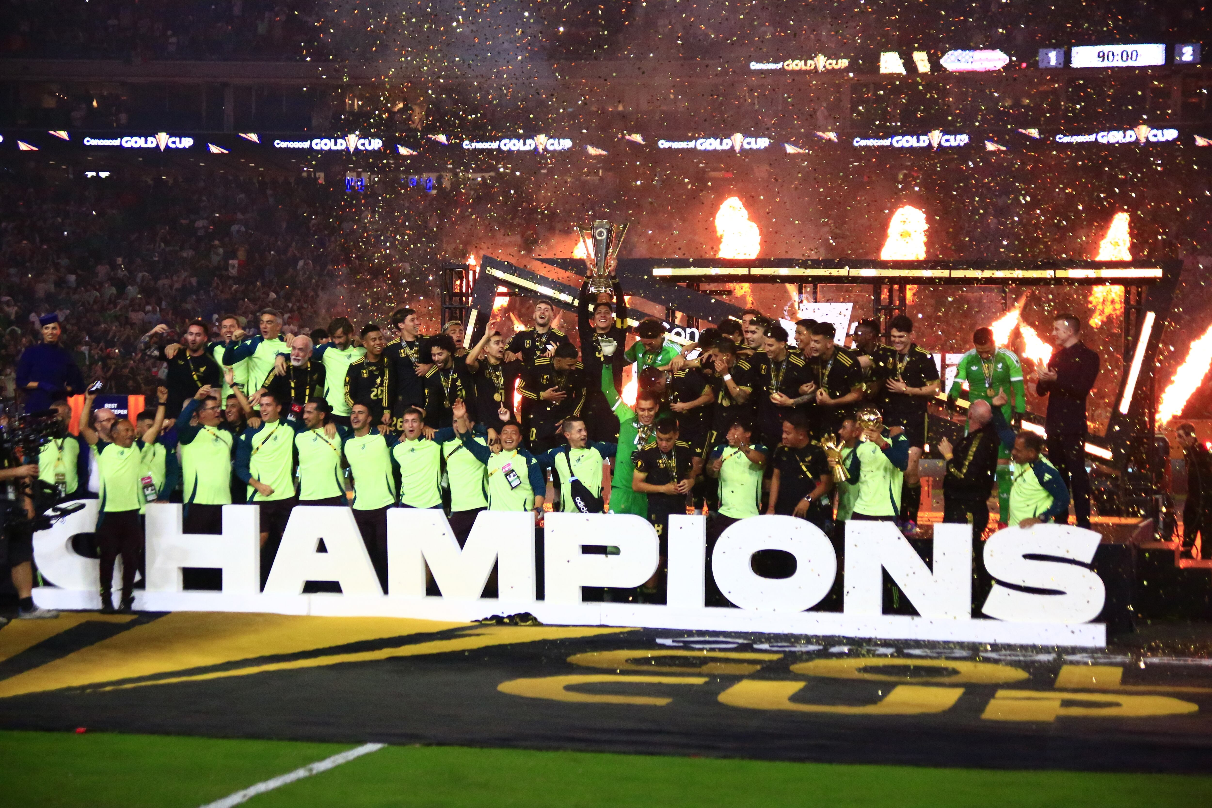 Jugadores de México posan con el trofeo de Campeones luego de derrotar a los Estados Unidos este domingo, en el partido final de la Copa de Oro. Foto: EFE/EPA/ Carlos Ramirez