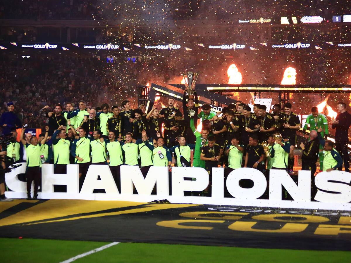 México derrotó 2-1 a Estados Unidos y retiene el título de la Copa Oro