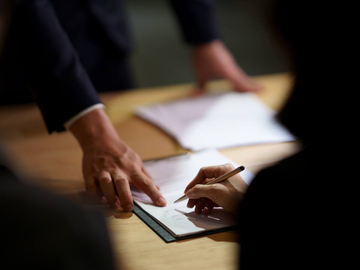 ¿Teléfonos de oficina a $3.5 millones? Polémico contrato en Bogotá