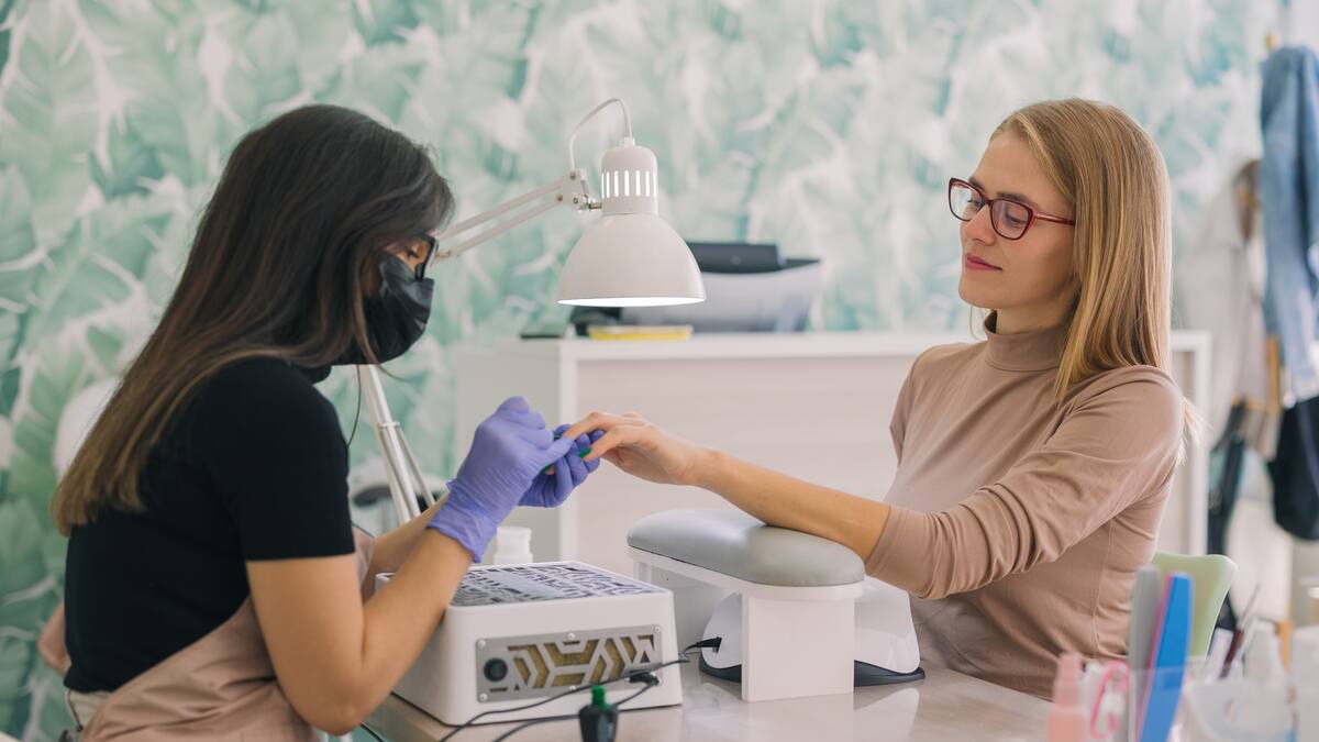 ¿Cuánto se puede ganar una manicurista en Colombia o en el exterior?