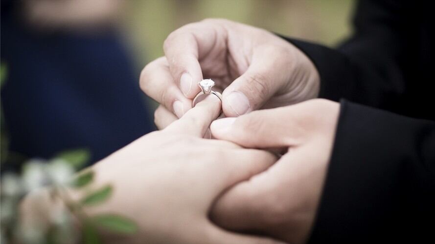Imagen de referencia de una persona pidiendo matrimonio. Foto: Getty Images / A. Martin UW Photography