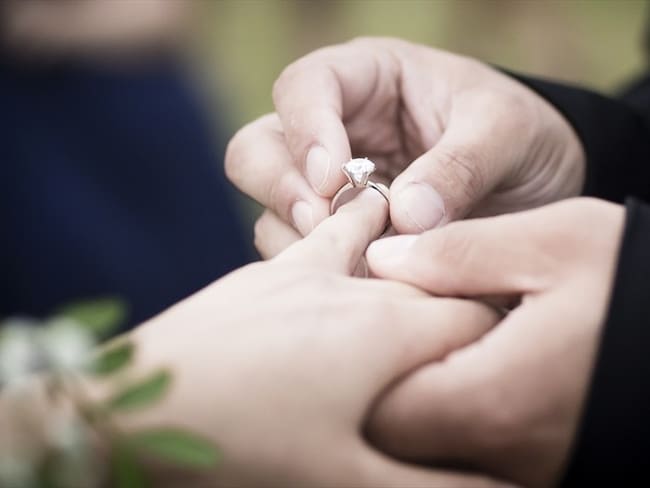 Imagen de referencia de una persona pidiendo matrimonio. Foto: Getty Images / A. Martin UW Photography