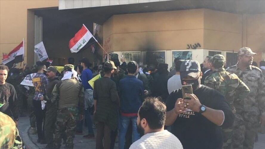 Manifestantes iraquís intentaron entrar a la embajada de Estados Unidos en Bagdad. Foto: Agencia Anadolu