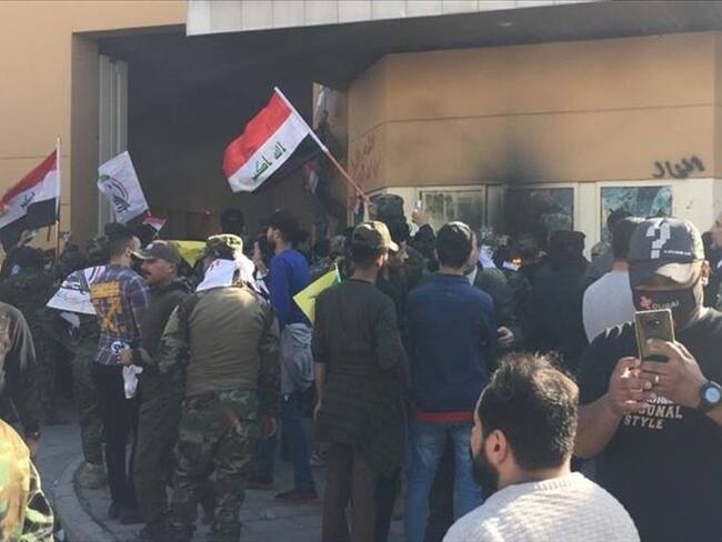 Manifestantes iraquís intentaron entrar a la embajada de Estados Unidos en Bagdad. Foto: Agencia Anadolu