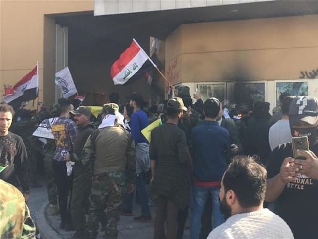 Manifestantes iraquís intentaron entrar a la embajada de Estados Unidos en Bagdad. Foto: Agencia Anadolu
