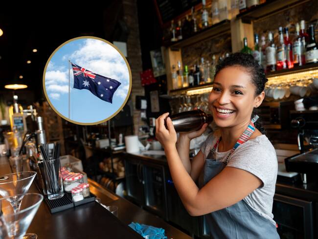 Persona trabajando como Bartender y de fondo la bandera de Australia (Foto vía Getty Images)