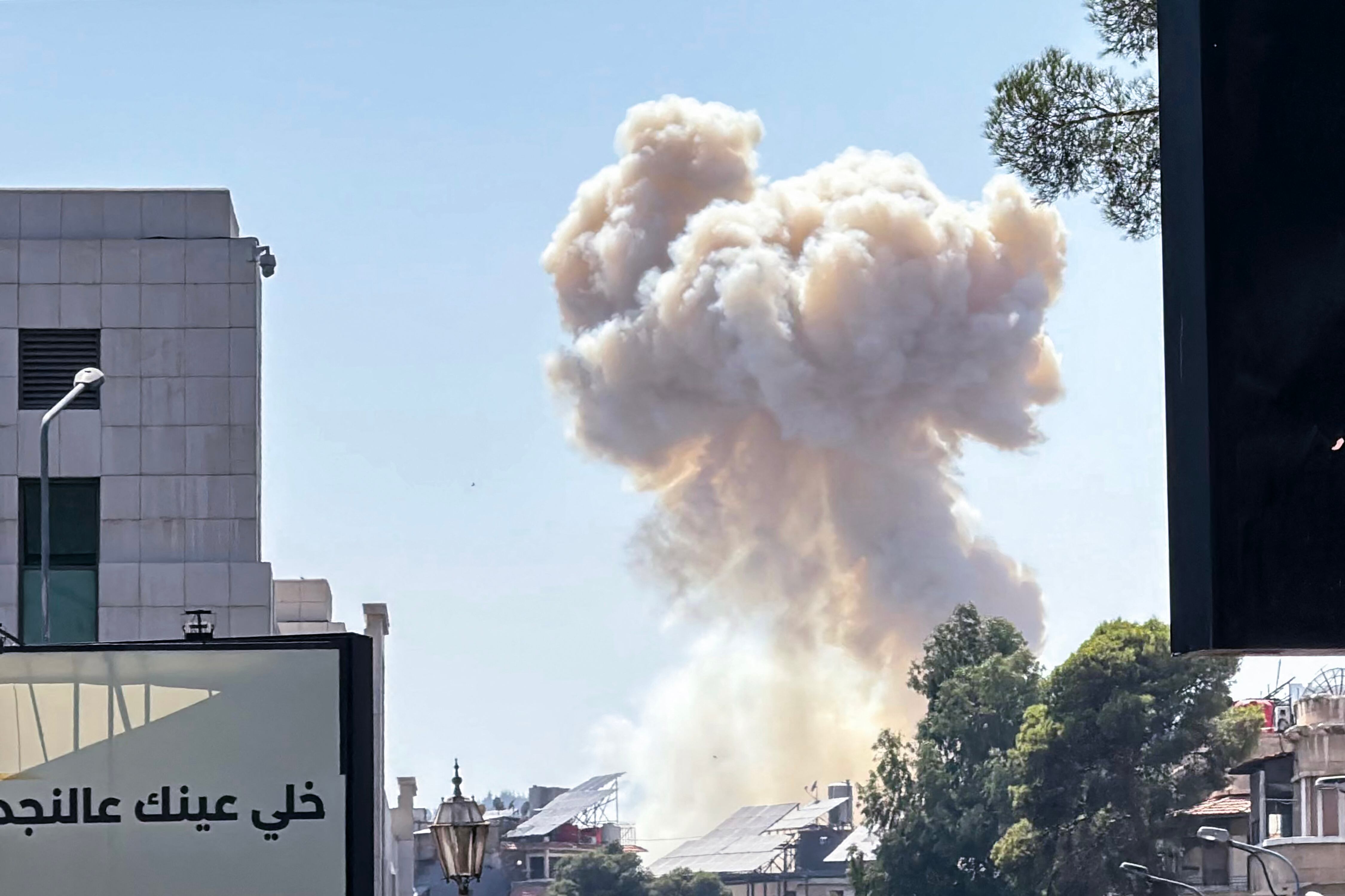 Nube de humo tras bombardeo israelí en Damasco. FOTO: RAMI AL SAYED/AFP via Getty Images