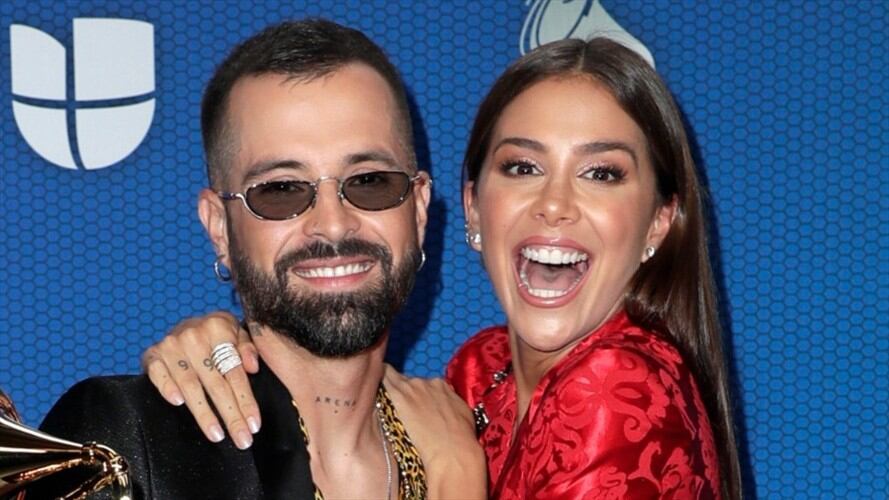 Mike Bahía y Greeicy Rendón en la entrega número 21 de los Latin Grammy. Foto: Getty Images/John Parra
