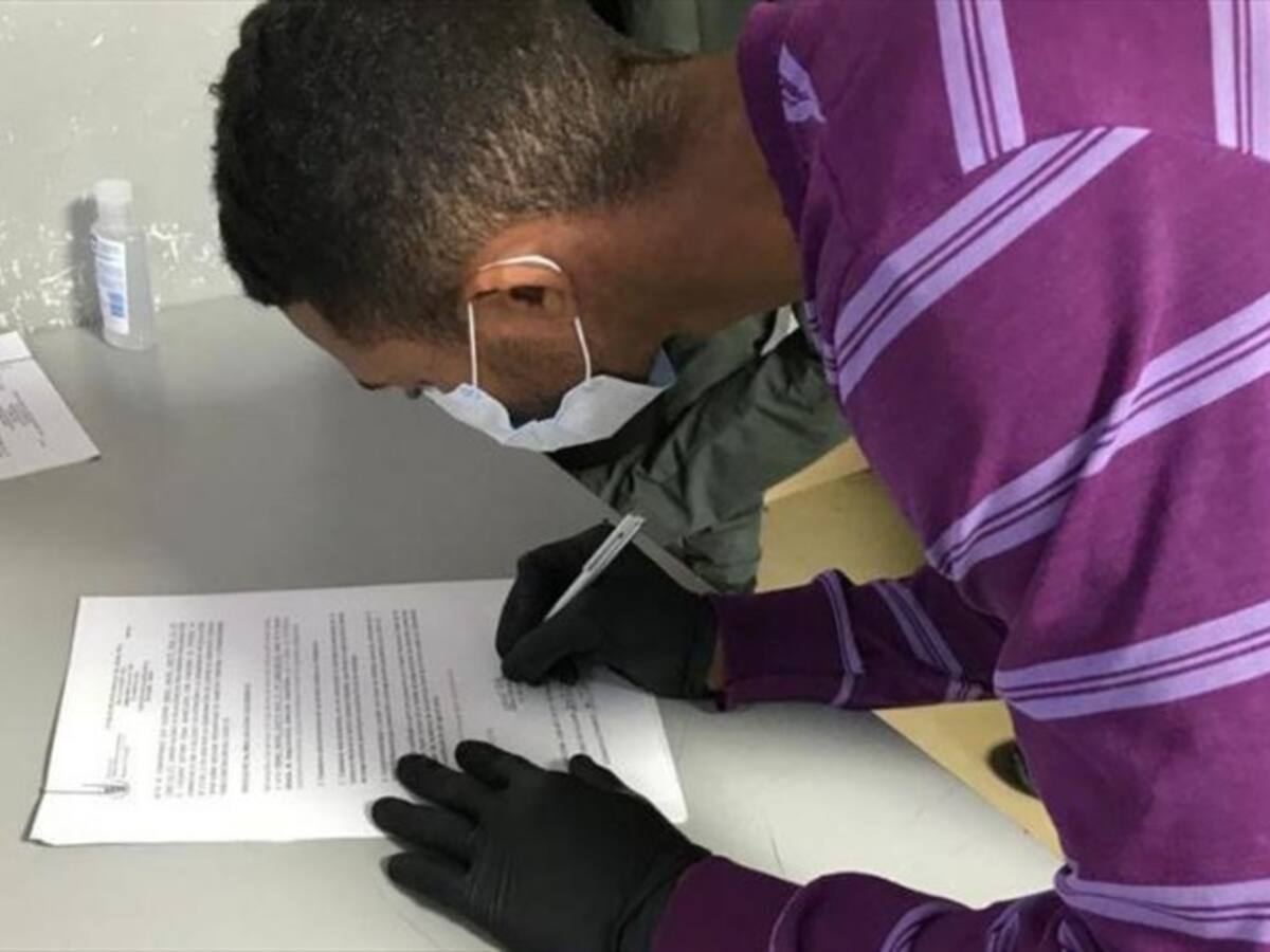 Autoridades trasladan 26 detenidos en la URI a sus residencias en Barranquilla