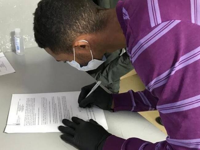 Autoridades trasladan 26 detenidos en la URI a sus residencias en Barranquilla