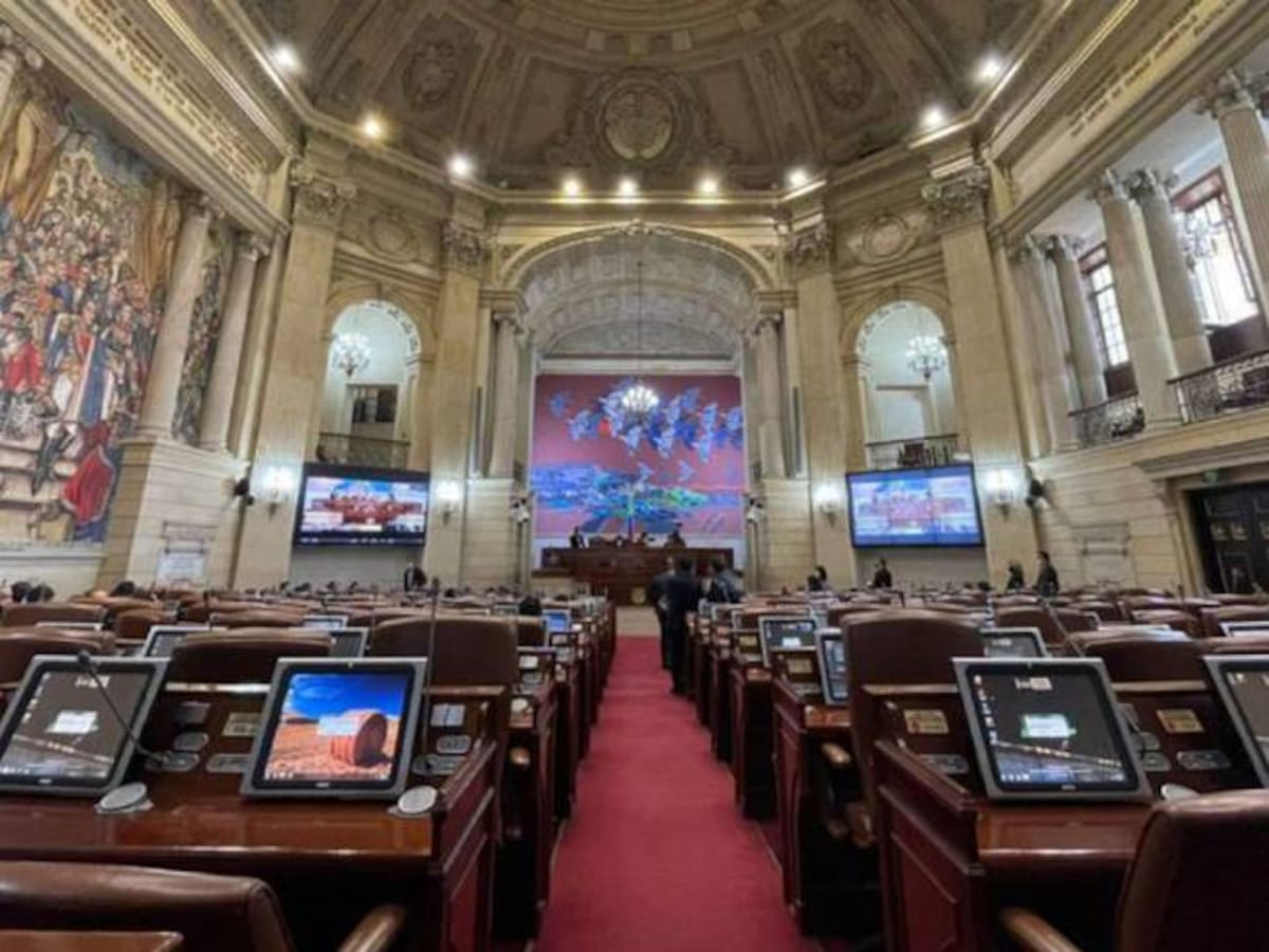 Contrato de biometría en el Senado fue ofrecido a empresa de confecciones