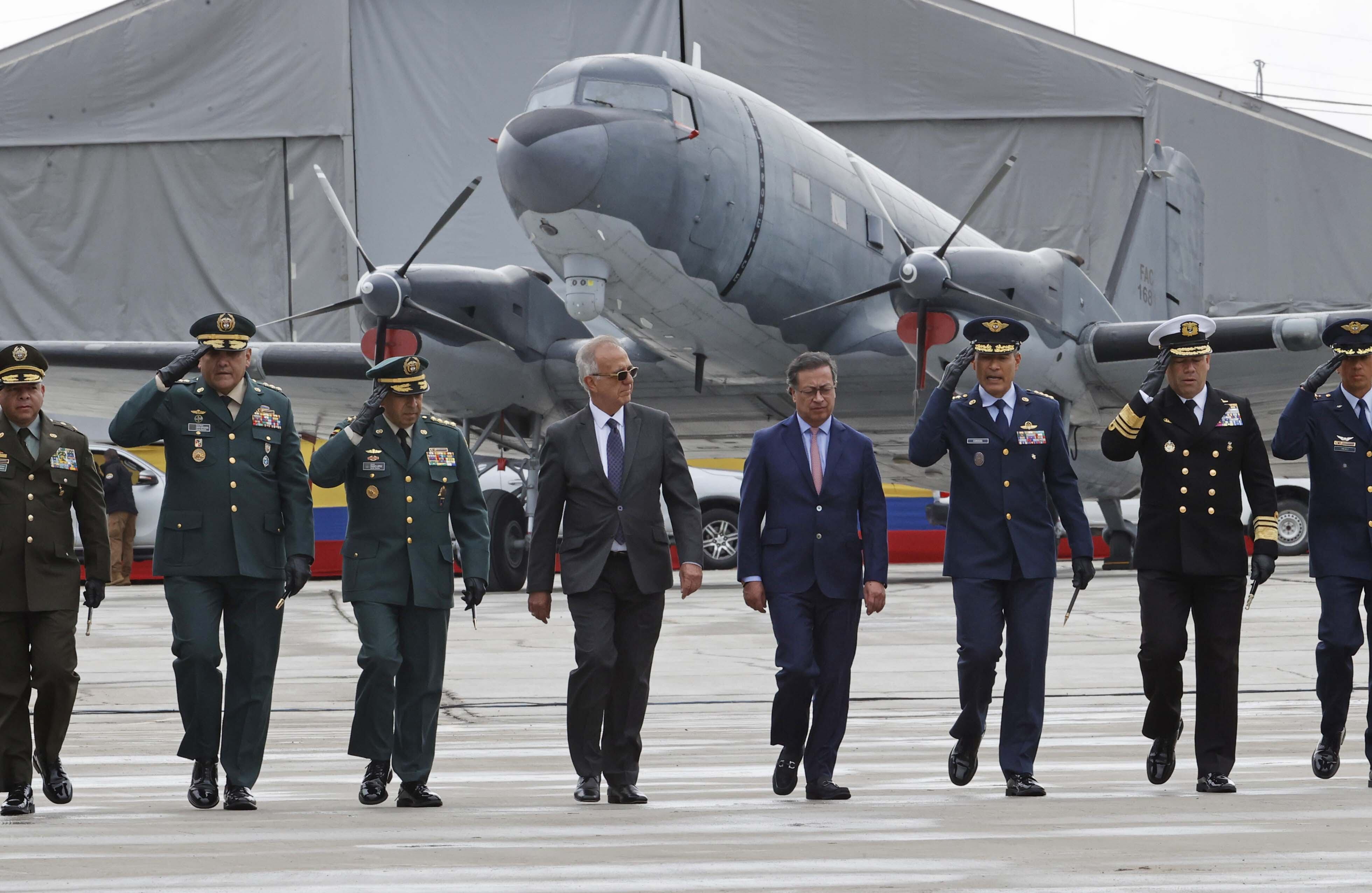 El presidente de Colombia, Gustavo Petro (3d) marcha acompañado de integrantes de la cúpula militar durante la ceremonia conmemorativa del centésimo quinto aniversario de la Fuerza Aeroespacial Colombiana (FAC). EFE/Mauricio Dueñas Castañeda