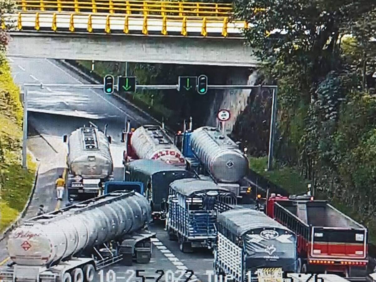 Vía Bogotá – Villavicencio registró bloqueos intermitentes por parte de camioneros