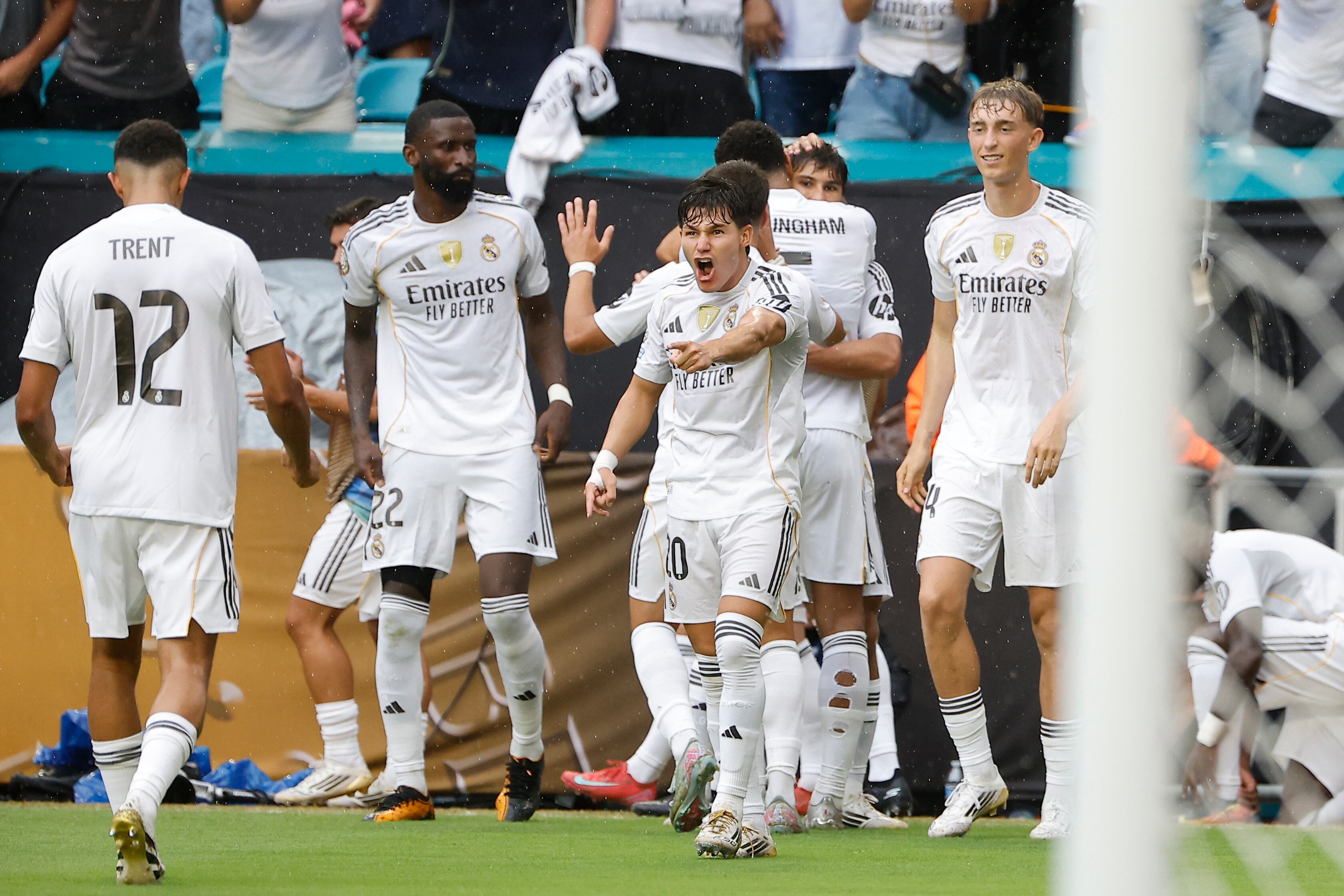 Jugadores del Real Madrid celebran el gol de la victoria ante Juventus en el estadio Hard Rock de Miami (Estados Unidos). EFE/ Juan Ignacio Roncoroni