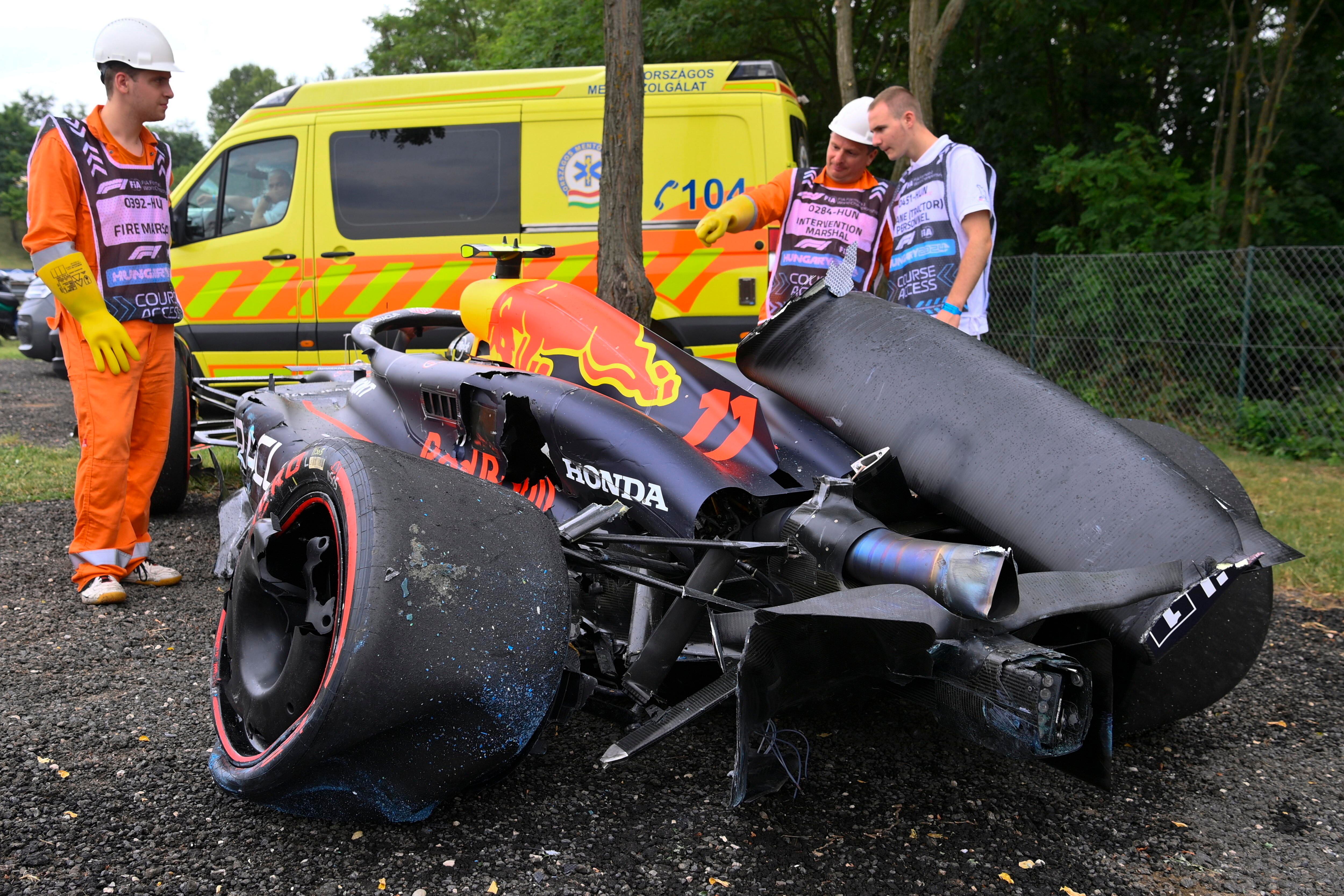 Mogyorod (Hungary), 20/07/2024.- Workers remove the car of Red Bull Racing driver Sergio Perez of Mexico after he crashed during the qualifying session of the Formula One Hungarian Grand Prix at the Hungaroring circuit, in Mogyorod, near Budapest, 20 July 2024. (Fórmula Uno, Hungría) EFE/EPA/Zsolt Czegledi HUNGARY OUT