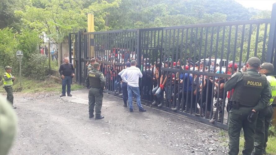 El coronel Jaramillo dijo que en el momento de llegar al lugar sus uniformados trataron de mediar con las personas. Foto: Policía de Boyacá