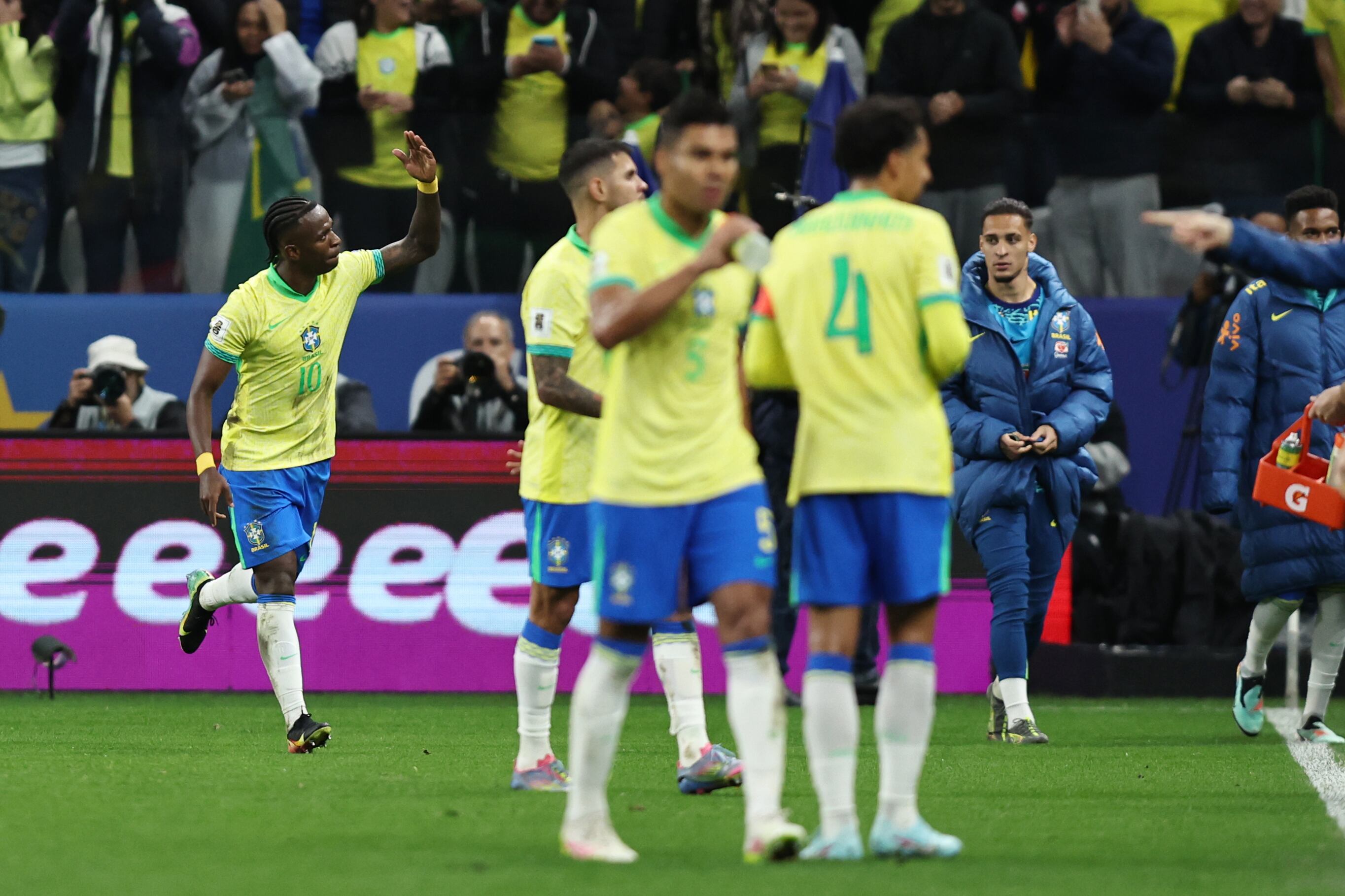 AMDEP7104. SAO PAULO (BRASIL), 10/06/2025.- Vinicius (i) de Brasil celebra tras anotar un gol este martes, en un partido por las eliminatorias sudamericanas para el Mundial 2026 entre las selecciones de Brasil y Paraguay en el estadio Neo Química Arena en Sao Paulo (Brasil). EFE/ Isaac Fontana