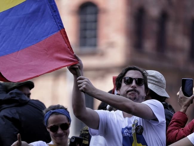 Alejandro Riaño se defiende de críticas por salir a marchas con su hija de 2 años. Foto: Colprensa