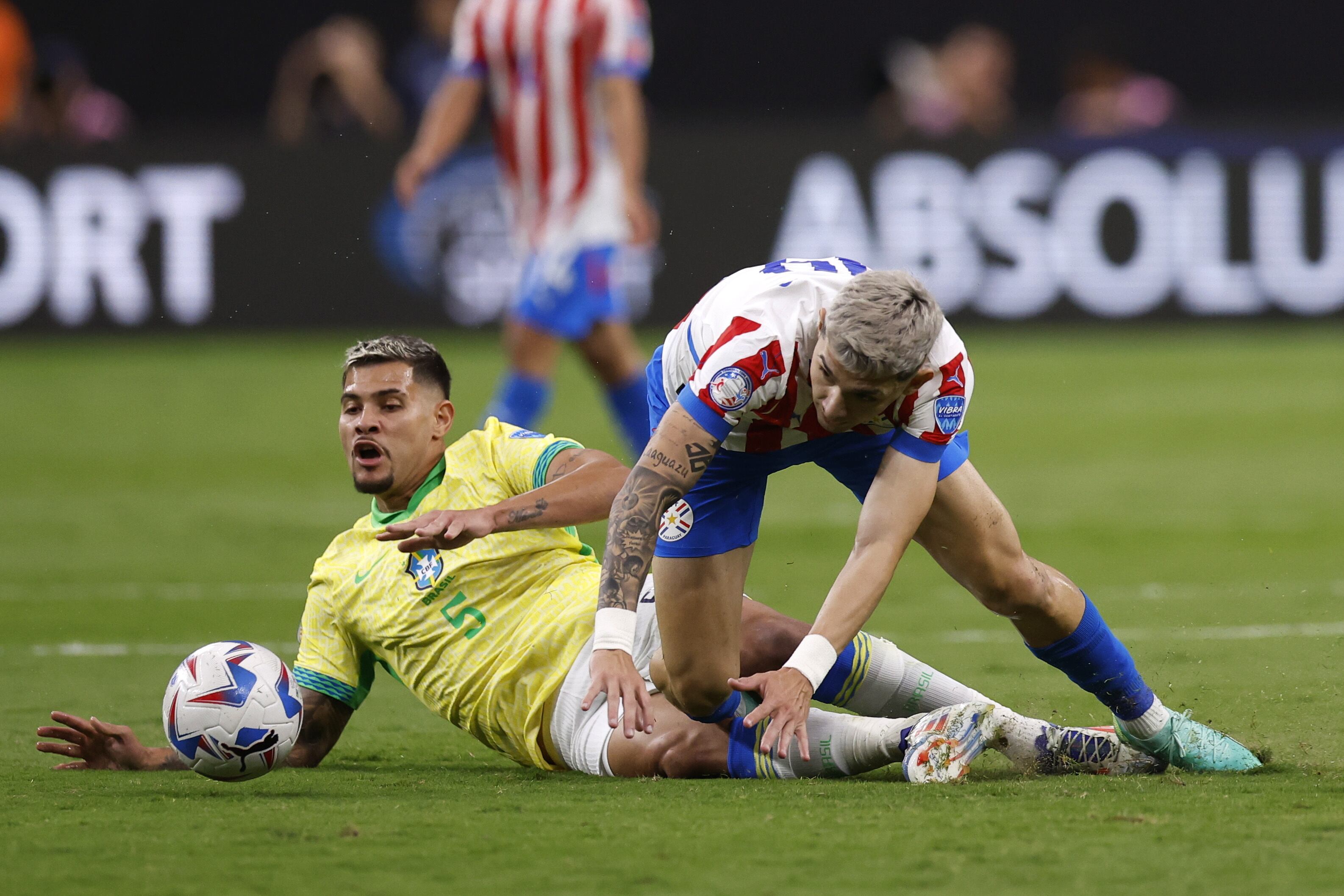 Las Vegas (United States), 29/06/2024.- Brazil midfielder Bruno Guimaraes (L) collides with Paraguay forward Julio Enciso (R) during the CONMEBOL Copa America 2024 group D soccer match between Paraguay and Brazil, in Las Vegas, Nevada, USA, 28 June 2024. (Brasil) EFE/EPA/CAROLINE BREHMAN