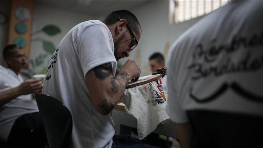 La fábula bordada por presos colombianos que habla del dolor y la resiliencia carcelaria. Foto: Agencia Anadolu