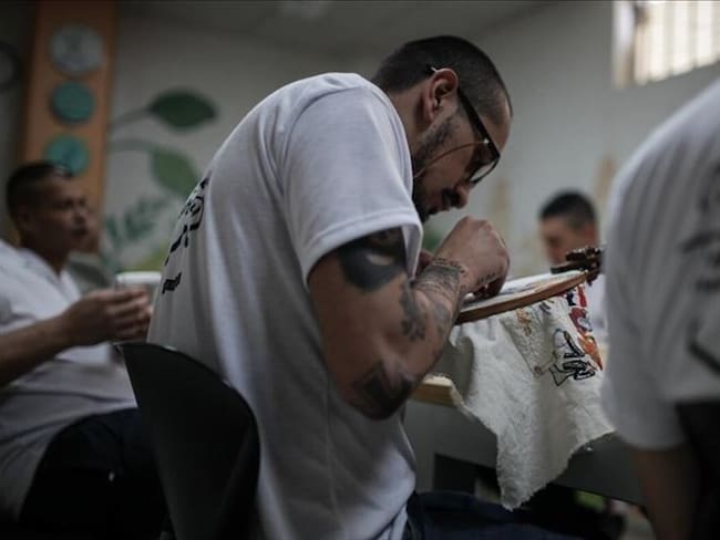 La fábula bordada por presos colombianos que habla del dolor y la resiliencia carcelaria. Foto: Agencia Anadolu