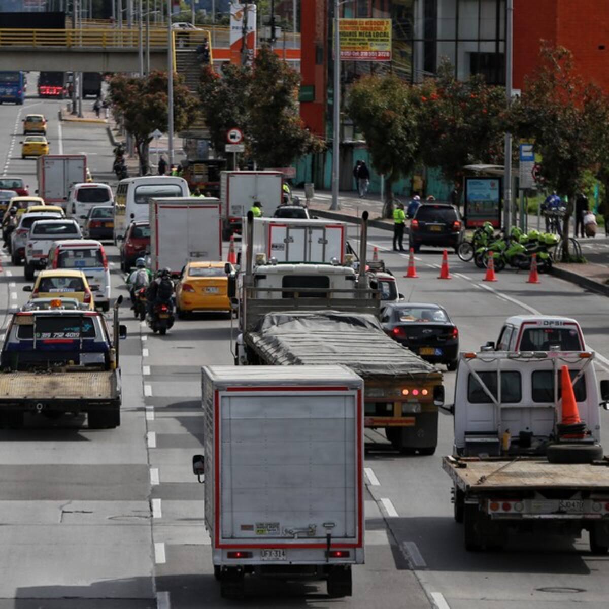 Vuelve y juega: tubo roto en la calle 183 volvió a generar trancones en la Autopista Norte