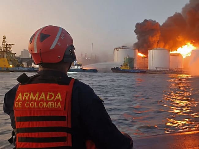 Incendio en un depósito de combustible junto al río Magdalena, en Barranquilla. Foto: EFE / Armada Nacional.