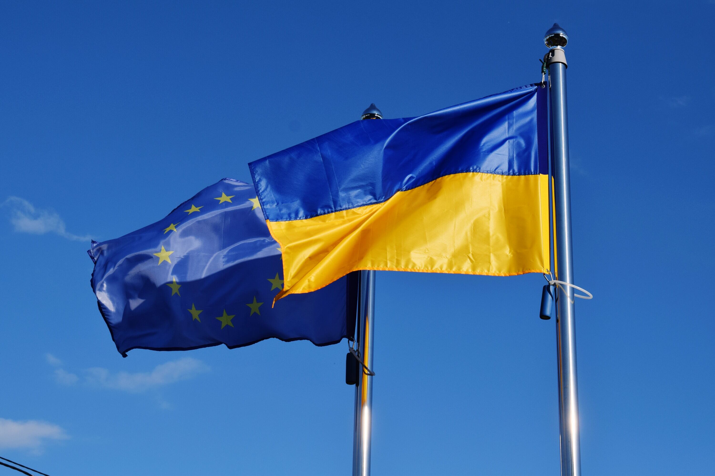 Imagen de referencia de las banderas de la Unión Europea y Ucrania. Foto: Anastasia Malaman / EyeEm / Getty Images)