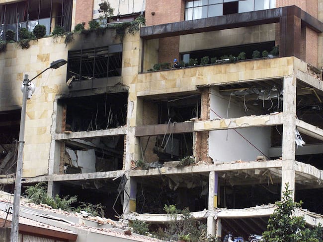 Club El Nogal, el 8 de febrero de 2003, el día siguiente del atentado. Foto: Carlos Villalon/Getty Images.