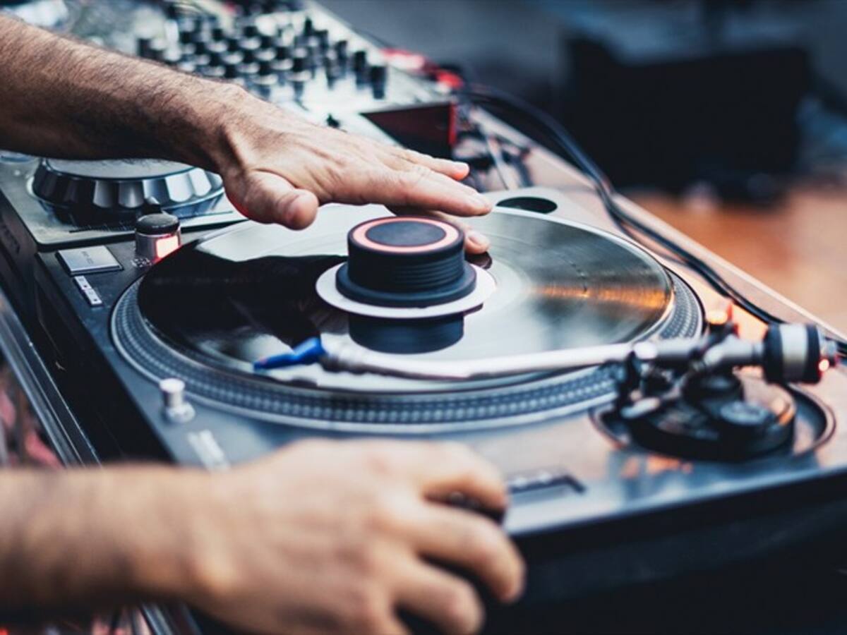 Sin bares y sin discotecas, ¿qué futuro le espera a los DJs?