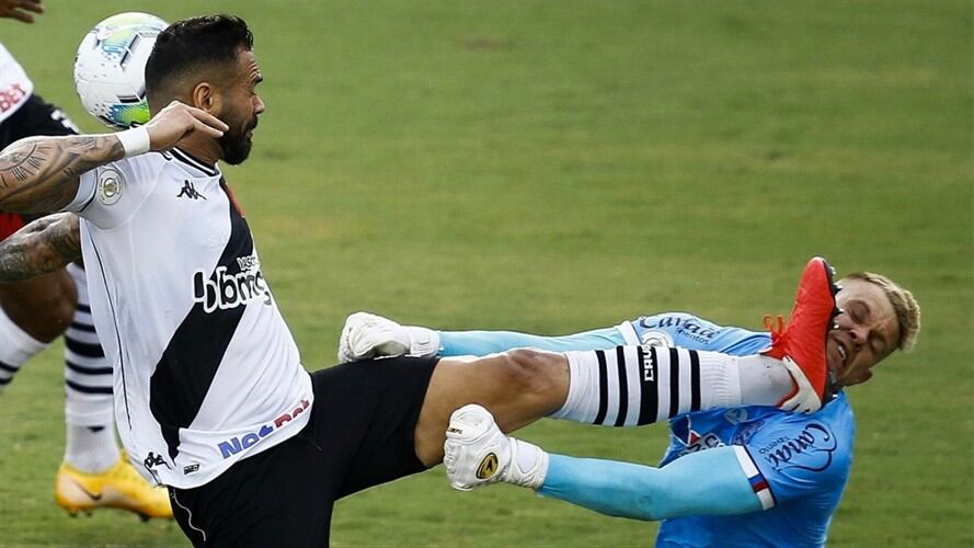 Escalofriante patada en la cara recibió el arquero Douglas Friedrich. Foto: Bruna Prado/Getty Images