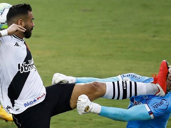 Escalofriante patada en la cara recibió el arquero Douglas Friedrich. Foto: Bruna Prado/Getty Images