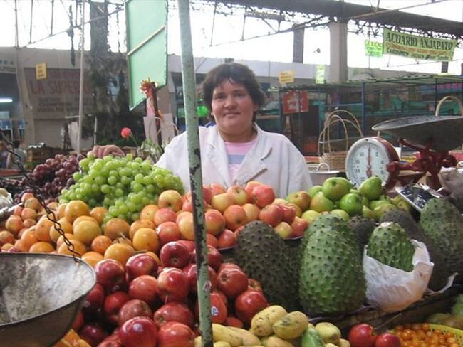 Se debe presentar por escrito la solicitud, indicando la plaza de su preferencia, la actividad a desarrollar y experiencia en la comercialización de los productos. Foto: Colprensa