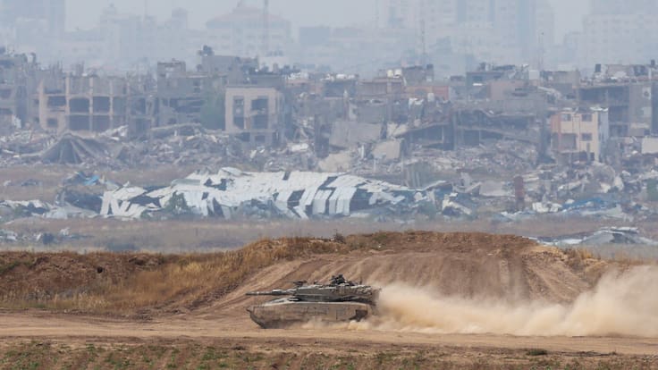Kfar Aza (Israel), 25/04/2024.- Un tanque israelí maniobra a lo largo de la frontera entre Israel y la Franja de Gaza, cerca de Kfar Aza, este jueves. Más de 34.000 palestinos y más de 1.450 israelíes han muerto, según el Ministerio de Salud palestino y las Fuerzas de Defensa de Israel (FDI), desde que militantes de Hamás lanzaron un ataque contra Israel el 7 de octubre de 2023, y las operaciones militares israelíes en Gaza y Cisjordania que le han seguido. EFE/ATEF SAFADI