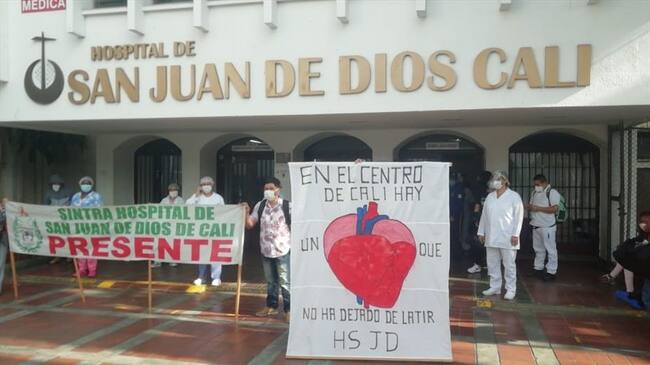 Entre los afectados se encuentra el personal administrativo y asistencial, como médicos y enfermeras . Foto: Cortesía