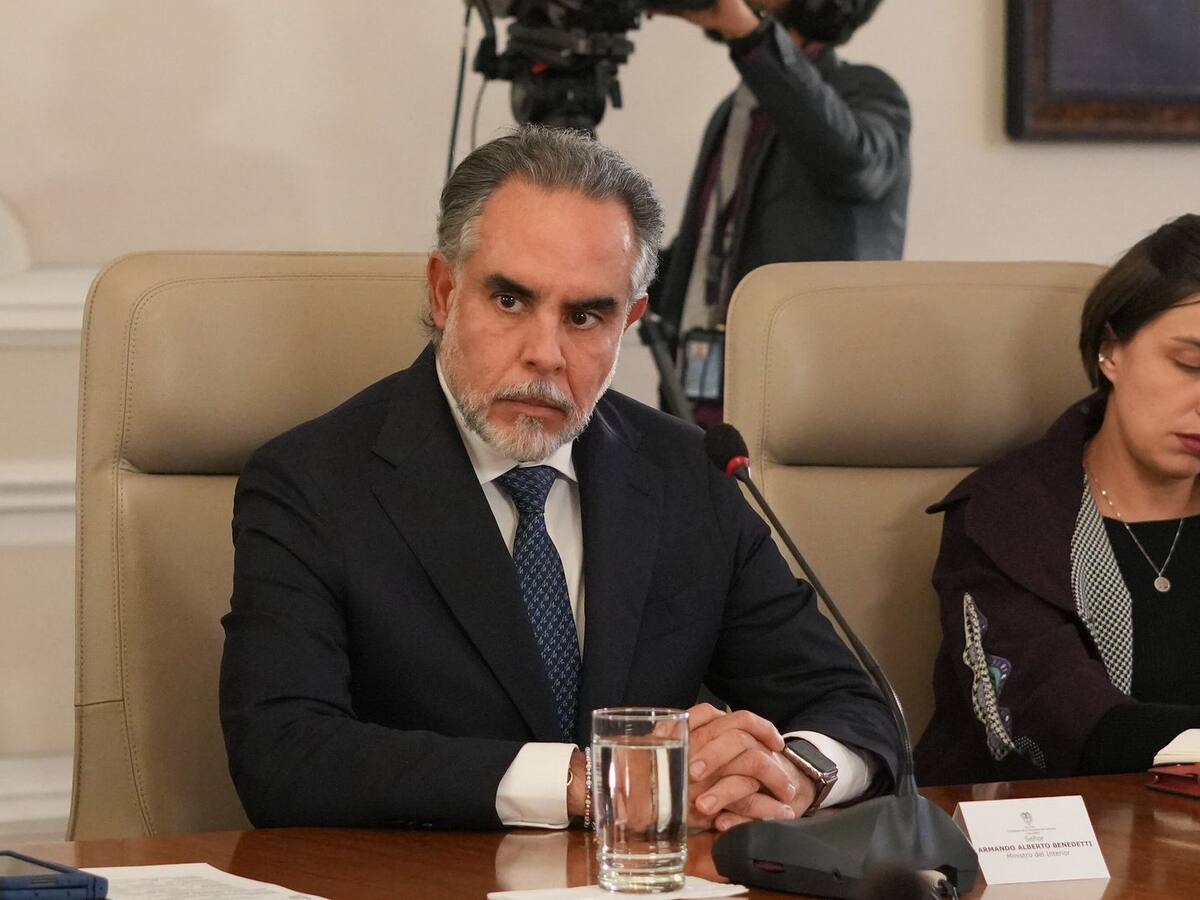 Las tres hojas de vida que Armando Benedetti le envió al entonces director de la Dian