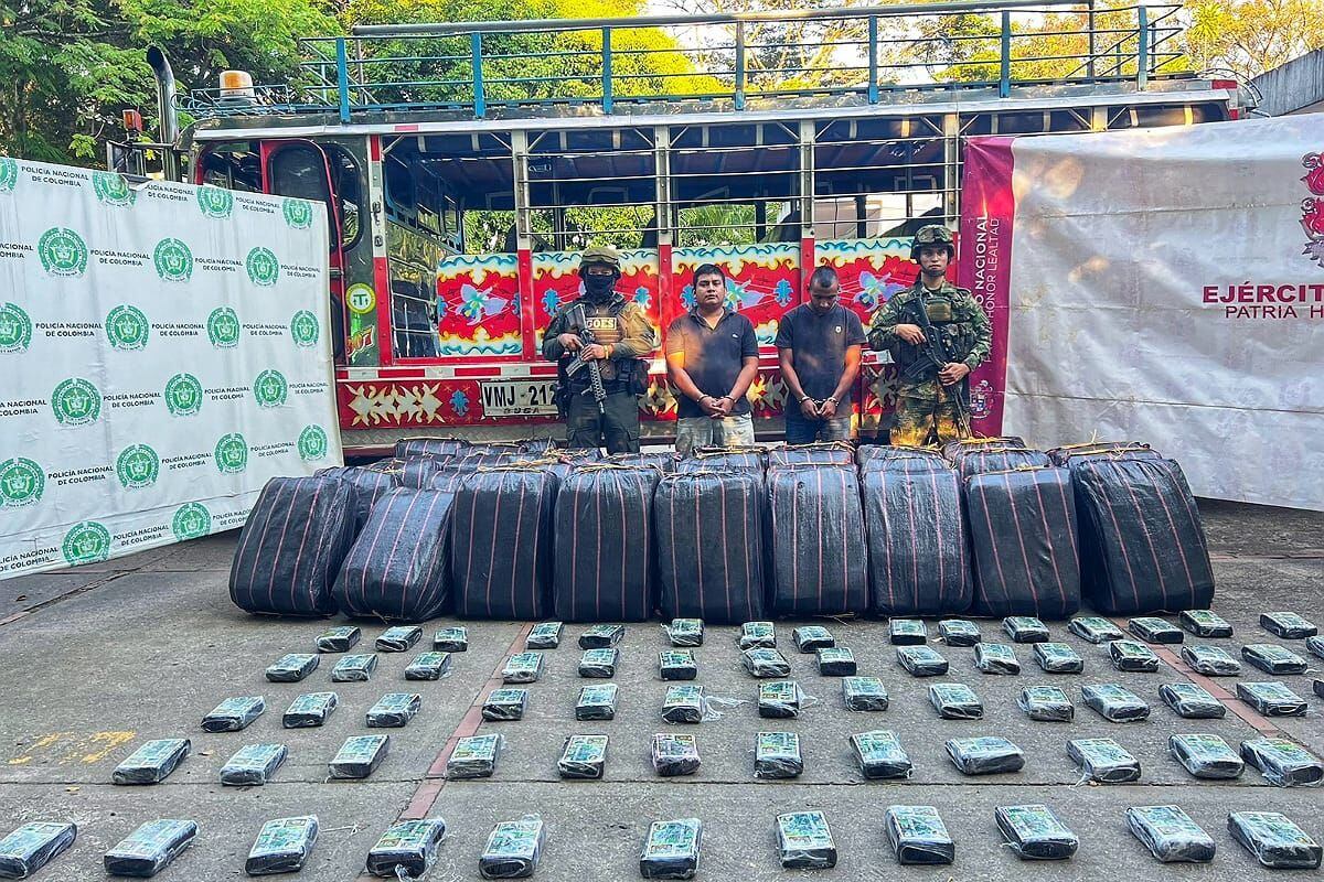 La marihuana, la ‘chiva’ y los capturados fueron dejados ante la autoridad competente. Crédito: Policía Cauca. 