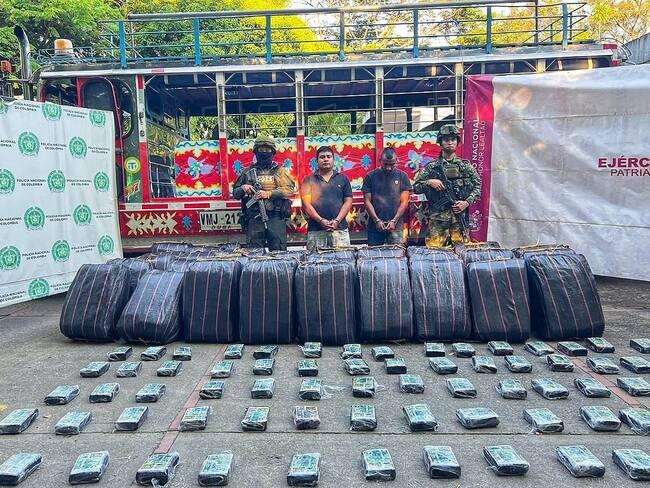 La marihuana, la ‘chiva’ y los capturados fueron dejados ante la autoridad competente. Crédito: Policía Cauca.