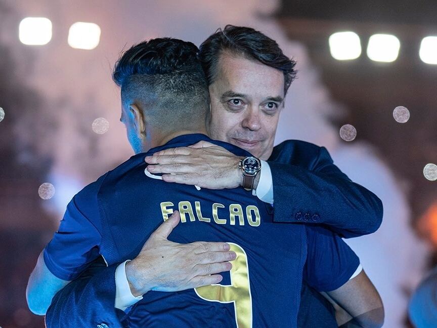 Falcao García junto a Gustavo Serpa, presidente de la junta directiva de Millonarios / Twitter: @MillosFCOficial.