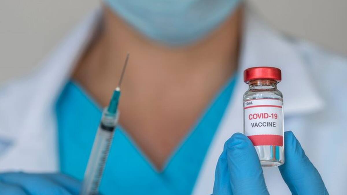 Vacunas que aplicamos en el pasado no son adecuadas para virus actual: médico por COVID-19