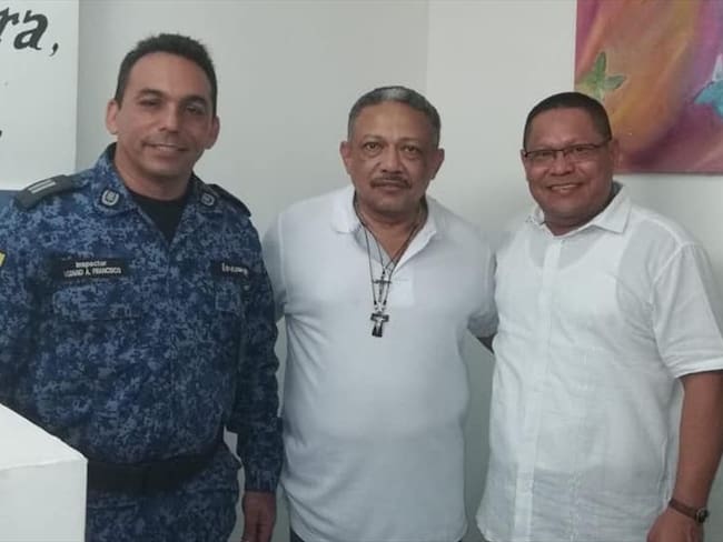 Manuel del Cristo Cadrazco, junto al guarda del Inpec y a uno de los testigos de sus posesión. Foto: Tomada de Facebook.
