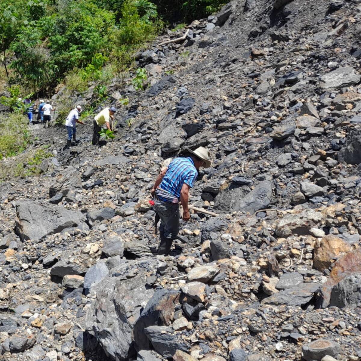 Así van campesinos con adecuación de peatonal al lado del puente Los Grillos en Cusiana