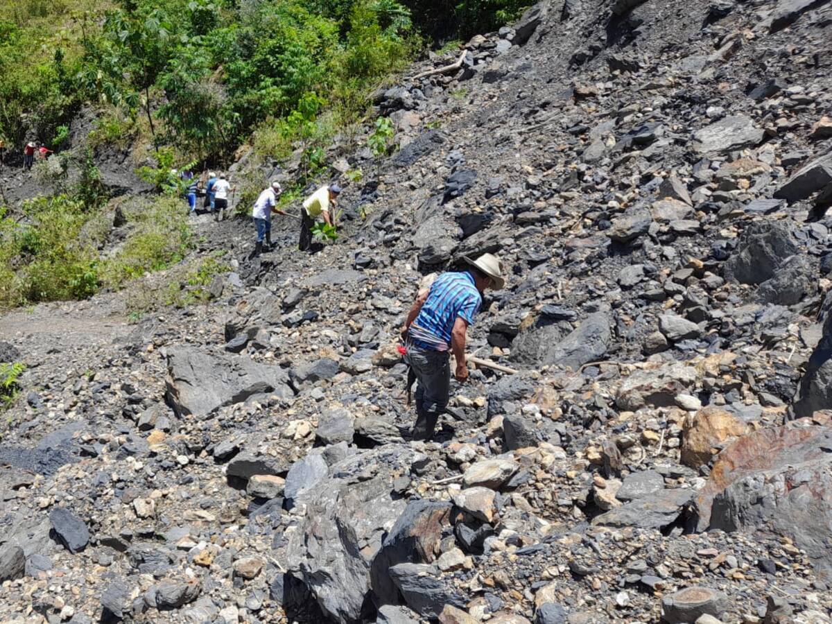 Así van campesinos con adecuación de peatonal al lado del puente Los Grillos en Cusiana
